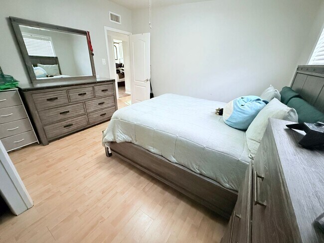 Building Photo - Northeast El Paso 3Bed/2Bath Refrig A/C