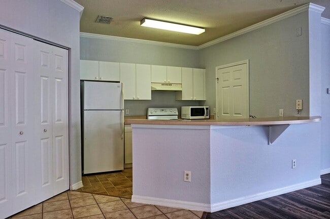 Building Photo - Second floor, 2/2 updated unit, available now!