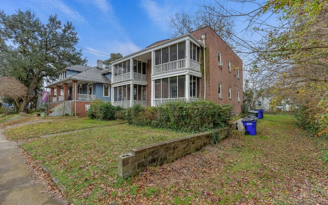 Building Photo - 819 W 51st St