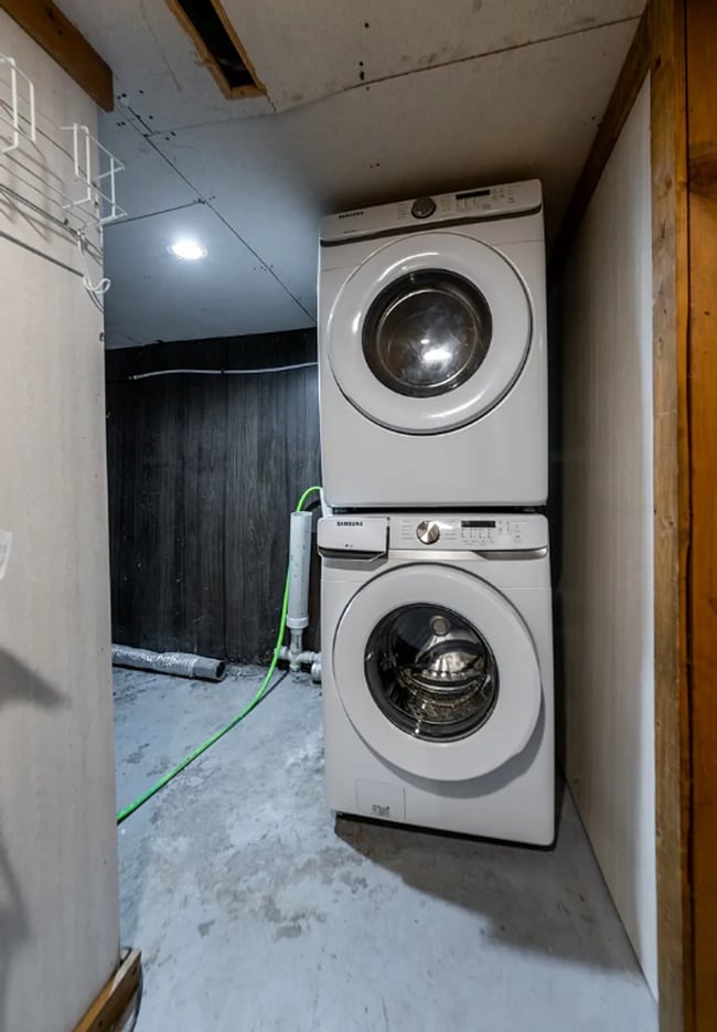 Building Photo - 25% OFF FIRST MONTHS RENT - Large Beautiful Home