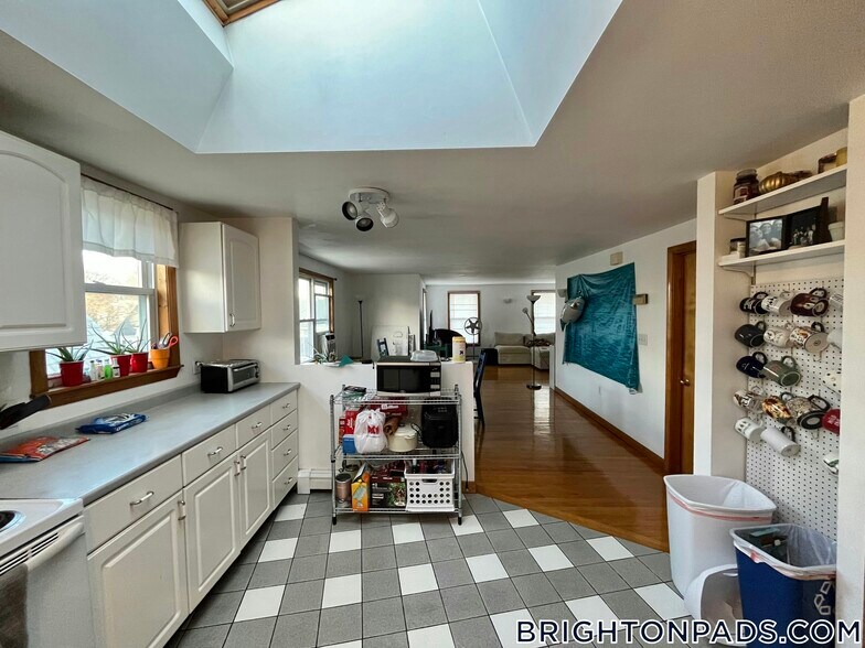 Building Photo - 66 Brooks St