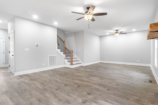 Building Photo - 4 Bedroom 3 Bath Pet Friendly Home For Rent Off Rossview Road!!