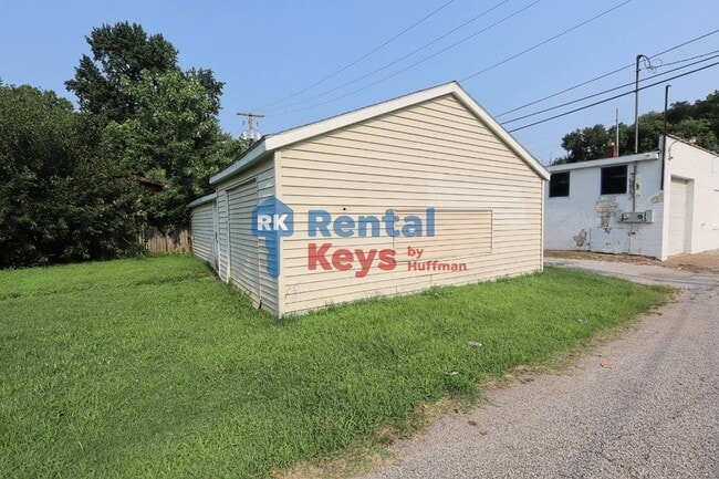 Building Photo - Two Bedroom House | Move in Ready