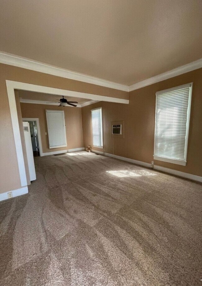 Building Photo - Spacious 3-Bed Home with Large Front & Backyard – Quiet Madera Living