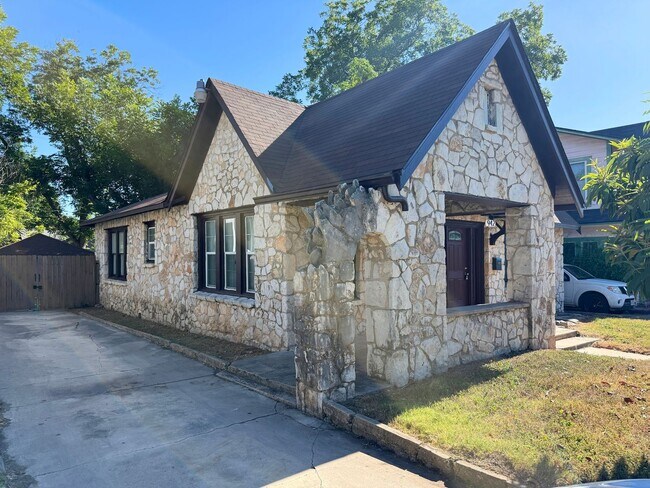 Building Photo - 942 Bailey Ave