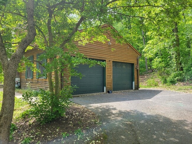 Building Photo - 585 Friendship Dr