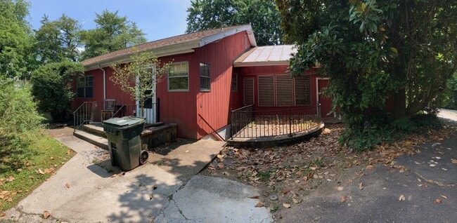 Building Photo - 3 BR/3 BA Home with Large Yard