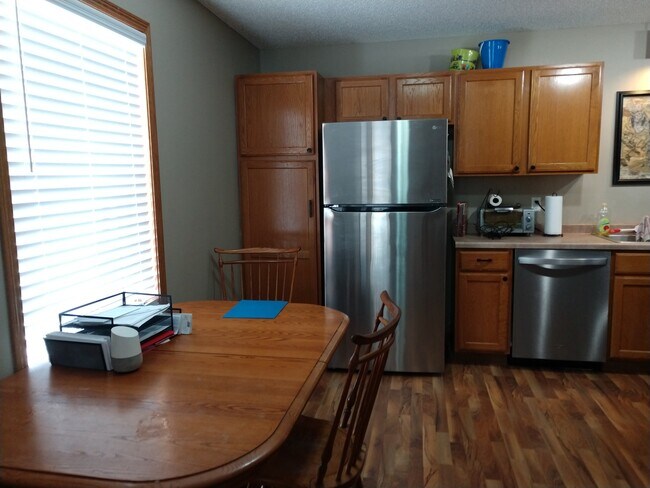 Building Photo - Corner Lot Townhouse on Cul de Sac