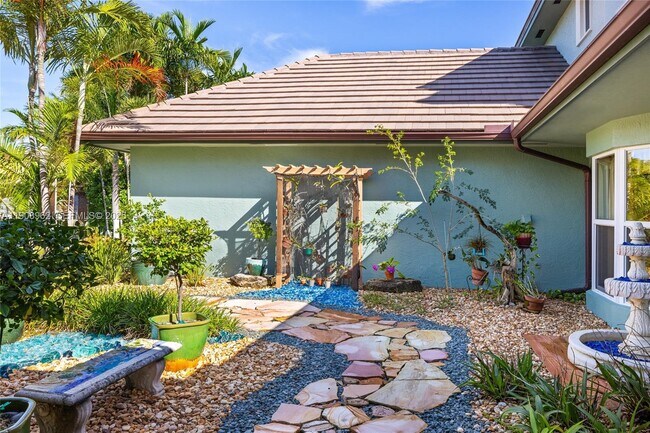 Building Photo - 70 Bay Colony Ln