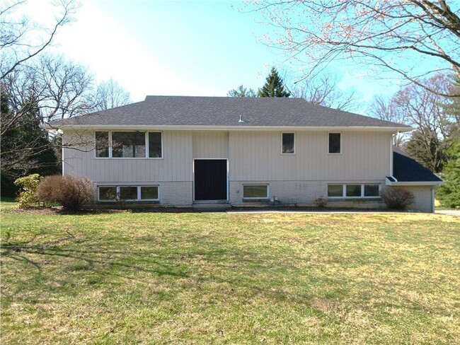 Building Photo - Newly Updated 4Br 2 1/2 Bath Home Availabl...