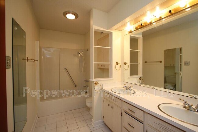 Building Photo - 327 N Park Dr