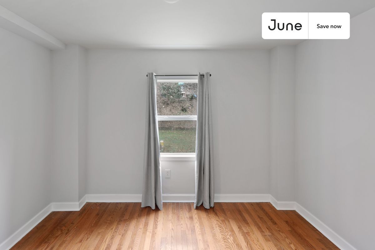 Building Photo - 1334 Newton St NE