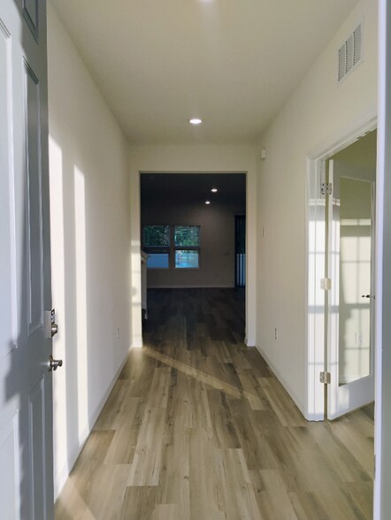 Building Photo - 5191 SW 52nd Dr