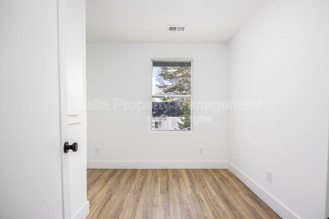 Building Photo - 1012 Debow St