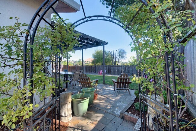 Building Photo - 595 Tanbark Terrace