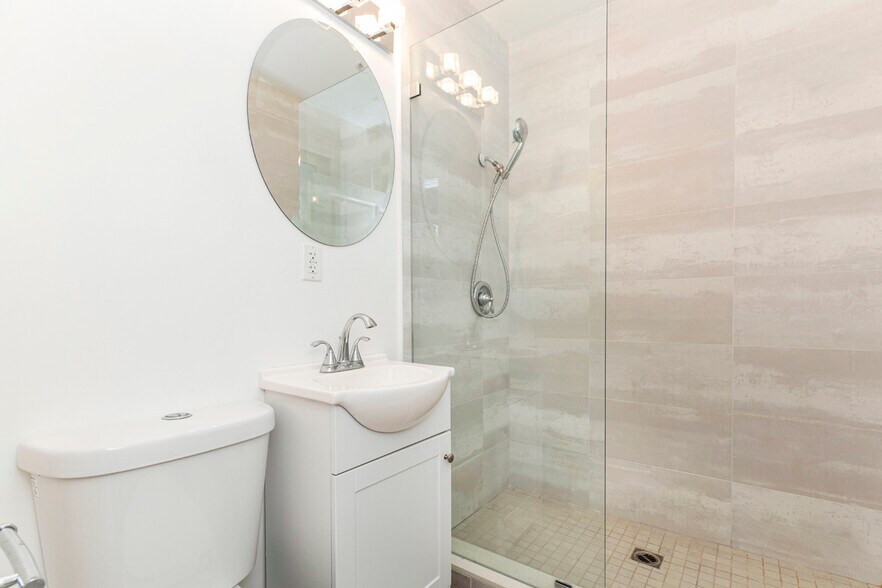 Building Photo - 10563 Vinedale St