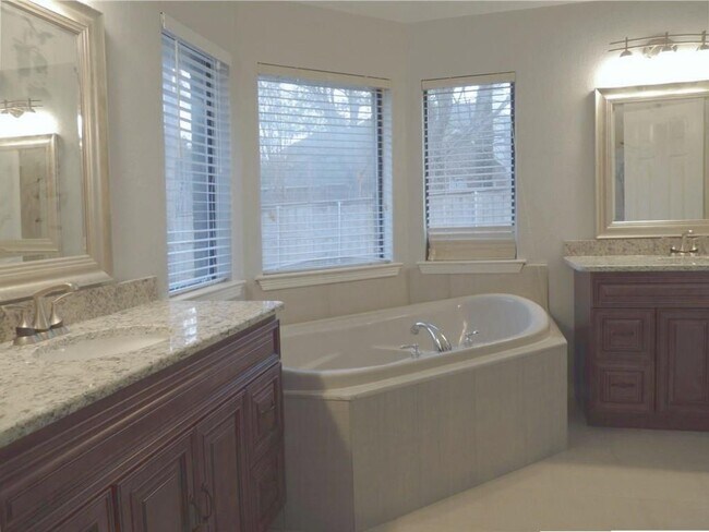 Building Photo - 2116 Leeds Dr
