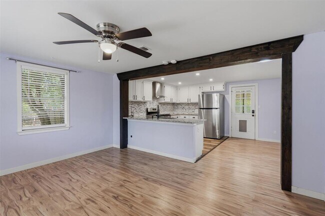 Building Photo - 1003 Bugg Ln
