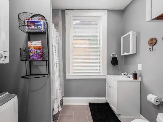 Building Photo - 363 E Gates St