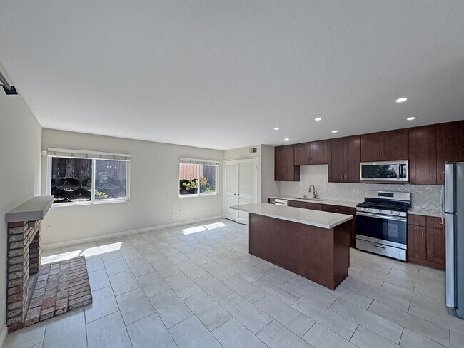 Building Photo - Spacious 4B/3BA Rancho Bernardo Home with ...