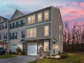 Building Photo - 148 Solara Dr