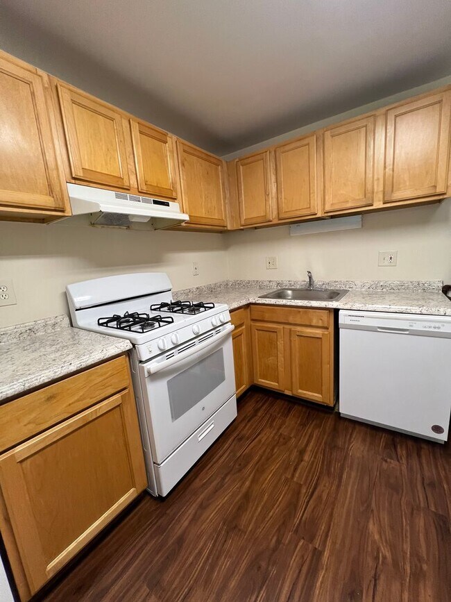 Building Photo - 2 BEDROOM 2 BATH CONDO WITH ALL UTILITIES ...