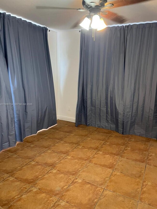 Building Photo - 285 NE 191st St