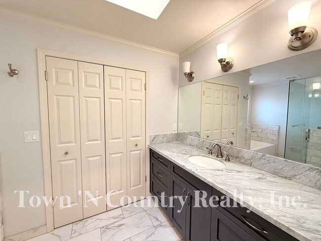 Building Photo - 1198 Loyola Dr