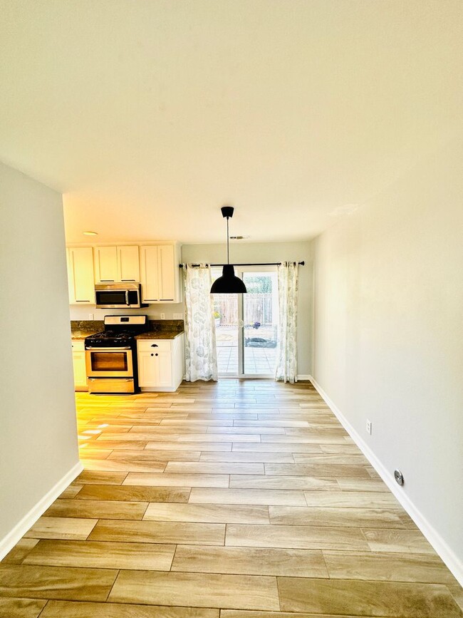 Building Photo - Welcome To Your Upgraded Oak View Home!