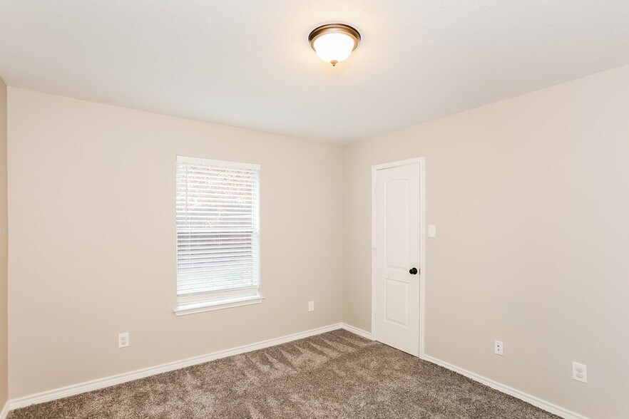 Building Photo - 207 Carriage Dr