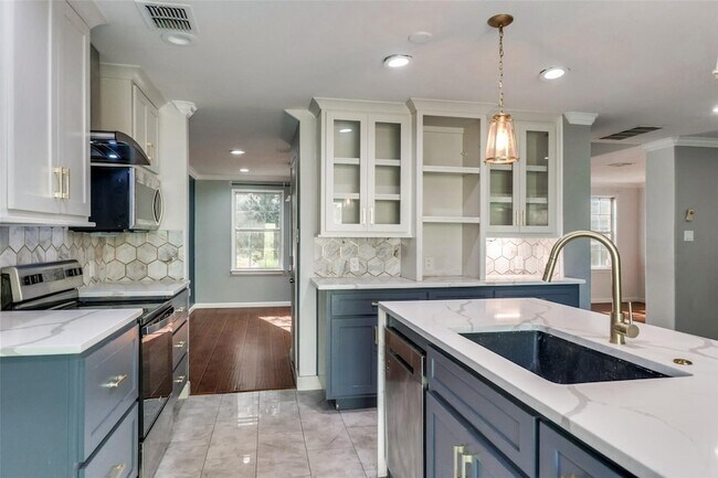 Building Photo - 320 S Mesa Verde Way