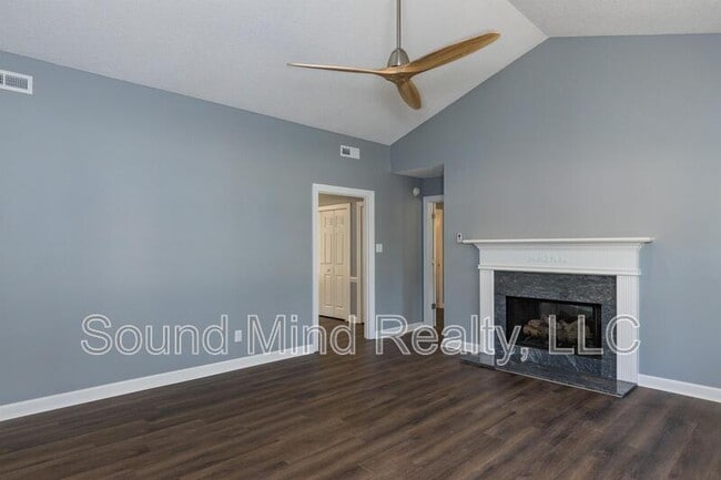 Building Photo - 2145 Tanglewood Rd