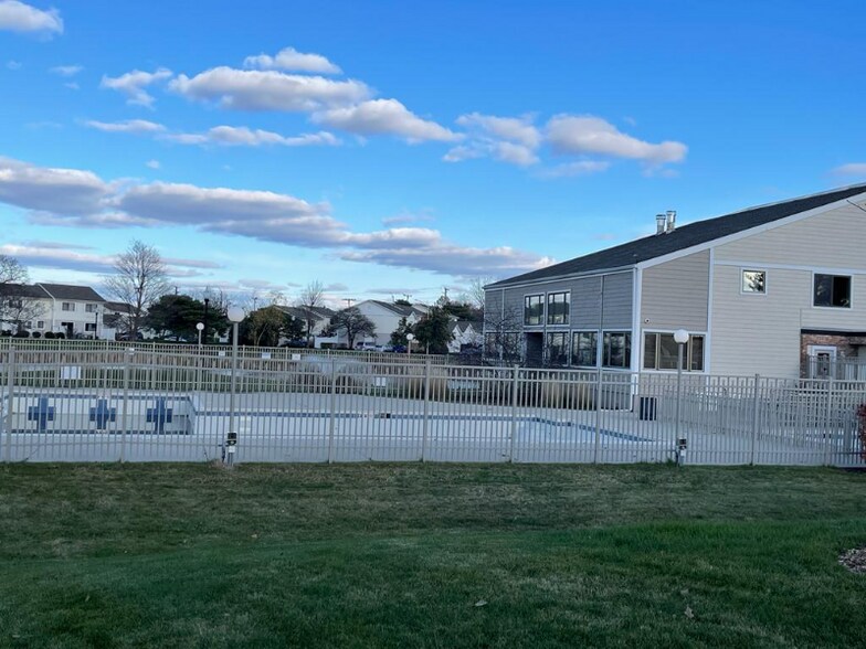 Building Photo - 220 N Waterford Dr