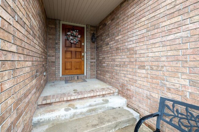 Building Photo - 3 Bedroom Home 2 Bath 2 Car Garage - Great...