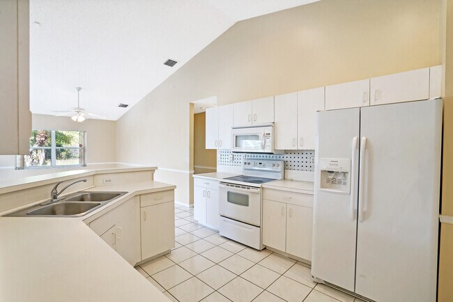 Building Photo - 10567 Paso Fino Dr