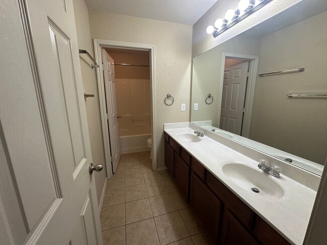 Building Photo - Spacious 4/2.5 Rental in Great ISD & LOTS ...