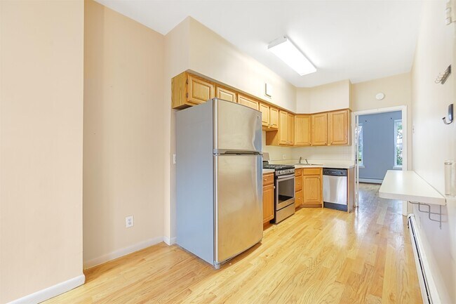 Building Photo - 523 Adams St