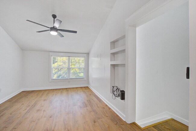Building Photo - 2494 Etiwan Ave