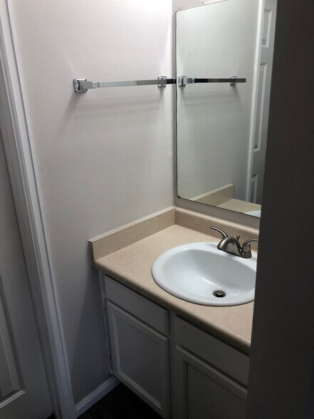 Building Photo - 457 S Memphis Way