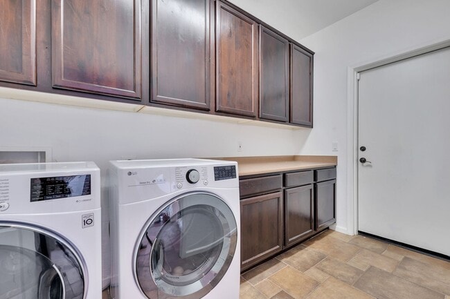 Building Photo - Highly Upgraded SPACIOUS home in desirable Aviano in Desert Ridge!