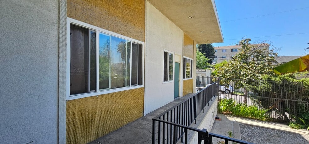 Building Photo - 206 N Beverly Park