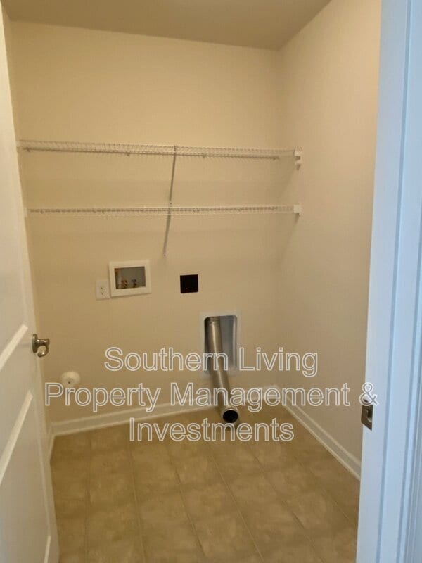 Building Photo - 2601 Silverthorn Dr