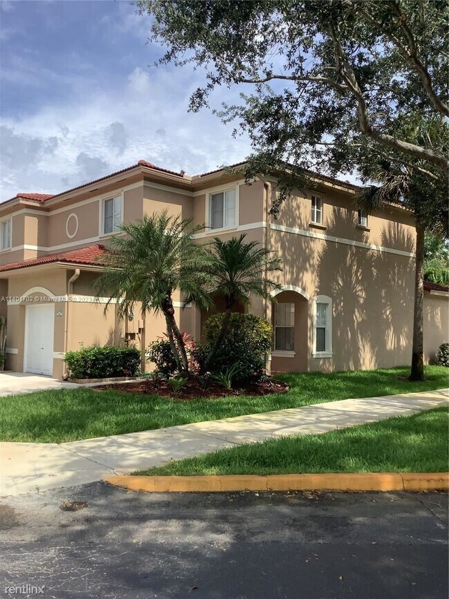 Building Photo - 3 br, 2.5 bath Townhome - 7661 S Southwood...