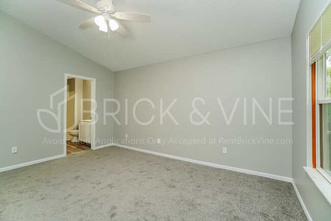 Building Photo - Home in Waltham Place w/ fenced yard & garage