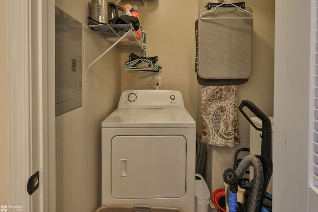 Building Photo - Bright, spacious 2-bedroom / 2-bath condo available now!