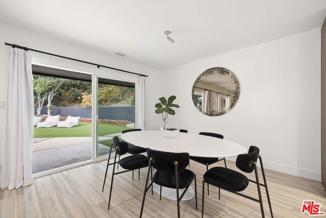 Building Photo - 9289 Swallow Dr