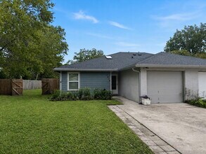 Building Photo - Cul-de-Sac Home with Huge Fenced Backyard