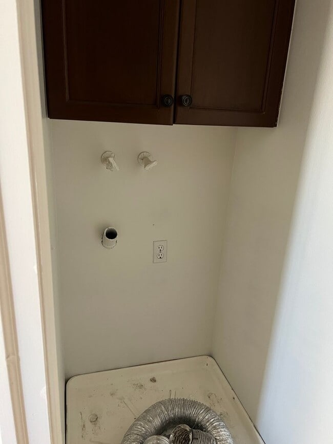 Building Photo - Refreshed 2 bedroom 1.5 bathroom townhome ...