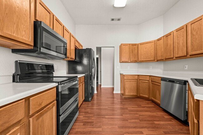 Building Photo - Available NOW!!!! This 3 bedroom, 2 bath, 2 car garage home has no carpet. All flooring is LVP an...