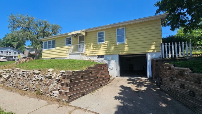 Building Photo - Mid Century 3 Bedroom